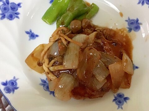 シメジと玉ねぎソースの粉チーズ入りハンバーグ。